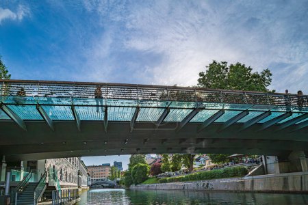 Téléchargez les photos : LJUBLJANA, SLOVÉNIE - 5 JUIN 2022 : Le pont des Bouchers (en slovène : Mesarski most) est une passerelle traversant la rivière Ljubljanica. Sur ses fils d'acier est le pont cadenas de couples amoureux. - en image libre de droit
