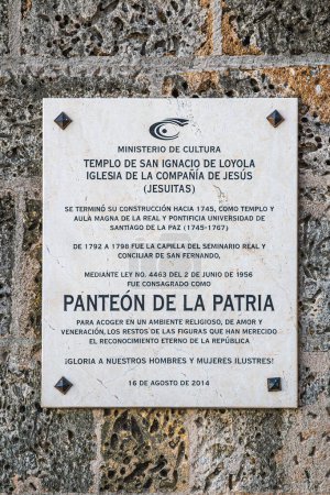 Foto de SANTO DOMINGO, REPÚBLICA DOMINICANA - 13 DE MARZO DE 2020: Placa conmemorativa del Panteón de la Patria, un mausoleo donde se conservan los restos de personajes destacados de su historia. - Imagen libre de derechos