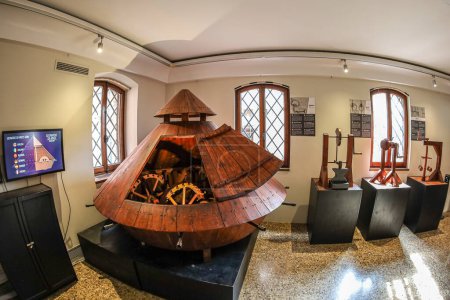 Foto de VENECIA, ITALIA-MARZO 18, 2023: Dentro del Museo Leonardo da Vinci. Una colección de máquinas construidas sobre la base de los diseños de Leonardo da Vinci, en tamaño real. Todas las máquinas funcionan y muchas pueden ser probadas. - Imagen libre de derechos