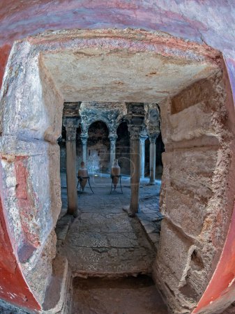 Téléchargez les photos : Intérieur des thermes arabes de Palma de Majorque, Espagne, qui date du XI siècle, situé dans les jardins de Can Fontirroig. La salle centrale, avec 12 colonnes, était destinée aux bains chauds. - en image libre de droit