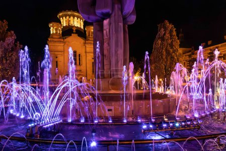 Téléchargez les photos : La fontaine illuminée multicolore autour de la statue d'Avram Iancu, située sur la place du même nom à Cluj-Napoca, Roumanie. - en image libre de droit