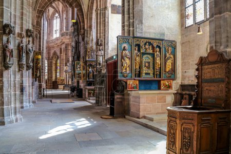 Foto de Nuremberg, Baviera, Alemania - 30 de abril de 2023: Vista interior de St. Lorenz (St. Lawrence), una iglesia evangélica luterana medieval construida entre 1400 y 1477 a finales de la arquitectura Sondergotik alemana. Tiene 3 órganos. - Imagen libre de derechos
