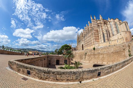 Téléchargez les photos : La cathédrale Santa Maria de Palma ou La Seu, une cathédrale gothique catholique romaine située à Palma, Majorque, Espagne, entre le palais royal de La Almudaina et le palais épiscopal. Construit 1229-1601. - en image libre de droit