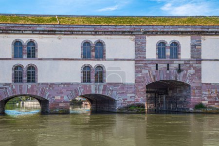 Der Staudamm Vauban, eine 1686-1690 vom französischen Ingenieur Jacques Tarade in rosa Vogesensandstein errichtete Verteidigungsbrücke über die Ill in der Stadt Straßburg in Frankreich.