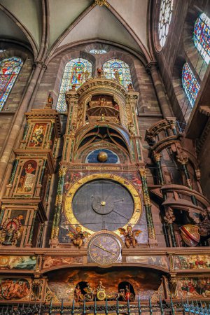 Foto de STRASBOURG, FRANCIA - 3 DE MAYO DE 2023: Detalle del famoso reloj astronómico dentro de la Catedral de Nuestra Señora de Estrasburgo que data de la primera posesión francesa de la ciudad, 16811870. - Imagen libre de derechos