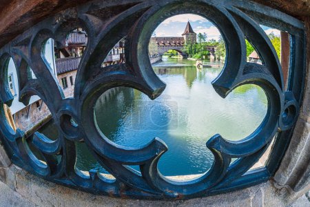 Téléchargez les photos : Vue depuis le pont Maxbrucke, construit par le Jakob Grimm en 1457, vers le pont Fronveste sur la rivière Pegnitz et la tour Schlayerturm construite en 1419-1422 à Nuremberg, Bavière, Allemagne. - en image libre de droit