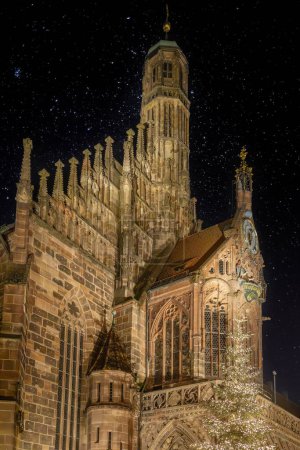 Foto de Núremberg, Alemania - 16 de diciembre de 2023: La Iglesia de Nuestra Señora (Frauenkirche) se encuentra en Hauptmarkt y está decorada para Navidad. Iglesia católica de estilo gótico, terminada en 1362. Iglesia principal en la ciudad. - Imagen libre de derechos