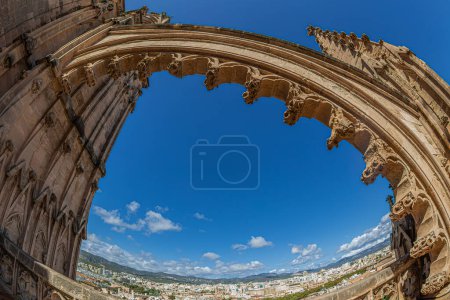 Terrasse der Kathedrale Santa Maria von Palma, oder La Seu, eine gotische römisch-katholische Kathedrale in Palma, Mallorca, Spanien. Der Bau wurde 1229 von König Jaume I. von Aragon begonnen und 1601 beendet..