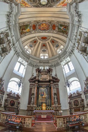 Téléchargez les photos : SALZBURG, AUTRICHE - 27 AVRIL 2023 : Intérieur de la cathédrale médiévale de Salzbourg, cathédrale baroque du XVIIe siècle dédiée à Saint Rupert et Saint Vergilius. Fondée en 774, reconstruite en 1181. - en image libre de droit