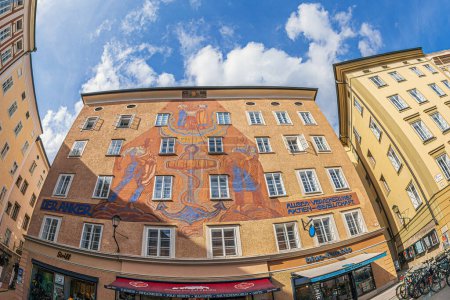 Foto de SALZBURG, AUSTRIA - 27 DE ABRIL DE 2023: Fachada de un edificio histórico situado en el casco antiguo, en Waagplatz 1. - Imagen libre de derechos