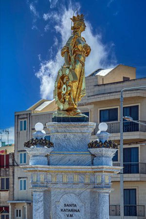 Foto de La Valeta, Malta - 25 de marzo de 2021: Estatua de Santa Katarina, símbolo católico de la comunidad italiana de Malta, fundada en 1576. - Imagen libre de derechos