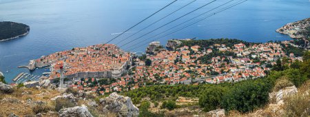 Vista panorámica de Dubrovnik, Croacia. Vista general del casco antiguo medieval con murallas fortificadas y el puerto turístico. Fue incluido en 1979 en la lista de la UNESCO. Lugar de rodaje de varias películas.