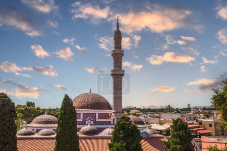 Luftaufnahme der Süleymaniye-Moschee oder der Suleiman-Moschee, einer ehemaligen Moschee in der Altstadt von Rhodos, Griechenland. Es wurde ursprünglich nach der osmanischen Eroberung von Rhodos im Jahr 1522 erbaut..