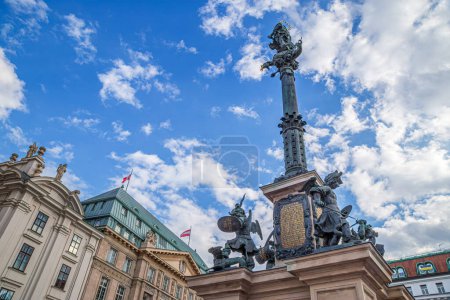 Téléchargez les photos : La colonne mariale (Mariensaule) Am Hof à Vienne, Autriche, une statue dédiée à Marie, est une copie en bronze de la colonne offerte par l'empereur Ferdinand III pour sauver la ville de l'armée suédoise en 1645. - en image libre de droit