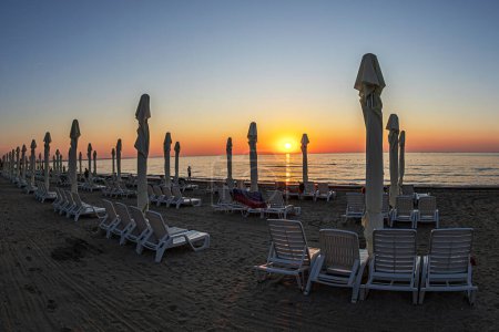 Plage de la mer Noire à Mamaia, Roumanie. Coucher de soleil en juillet et vue dans la lentille des yeux de poisson.