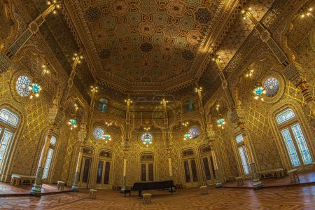 Photo for PORTO, PORTUGAL - APRIL 10, 2024: Moorish Revival Arab room inside of the Stock Exchange Palace (Palacio da Bolsa) built in 1834 by the city's Commercial Association. UNESCO World Heritage Site. - Royalty Free Image