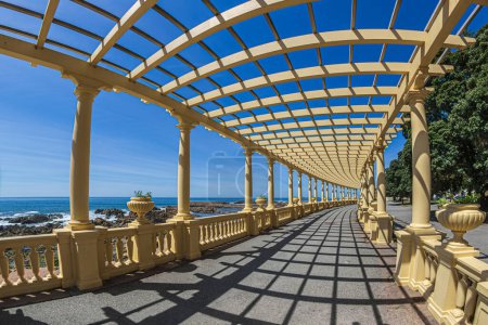 Téléchargez les photos : Pergola da Nevogilde ou Pergola da Foz, une pergola avec balustrade construite en 1930 par A. E. Baganha, située entre Praia da Luz et les jardins de l'Avenida de Montevideo dans la ville de Porto, Portugal. - en image libre de droit