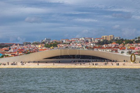 Foto de LISBOA, PORTUGAL - 7 DE ABRIL DE 2024: Museo de Arte, Arquitectura y Tecnología, MAAT, a orillas del Tajo, en Belm, el distrito desde donde partieron los grandes exploradores portugueses. - Imagen libre de derechos