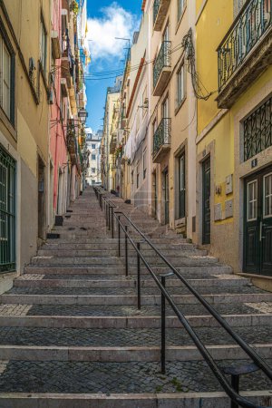Calcada da Bica Grande, eine historische und malerische steile Fußgängerzone in Lissabon, Portugal. Es verbindet das Viertel Bairro Alto mit der Innenstadt und verbindet Largo Trindade Coelho mit dem Bahnhof Rossio