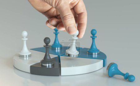Handspiel mit Schachfiguren über einem Tortendiagramm. Konzept zur Veranschaulichung der Marktanteilsgewinne von Wettbewerbern.