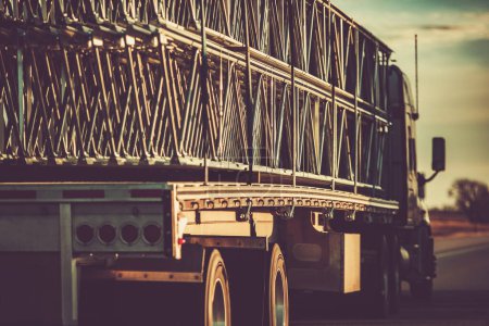 Téléchargez les photos : Heavy Duty Crane Frame Transport on a Semi Truck. Ground Transportation Industry Theme. American Highway. - en image libre de droit