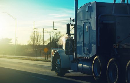 Téléchargez les photos : Semi Truck on an American Highway. Ground Transportation Theme. - en image libre de droit