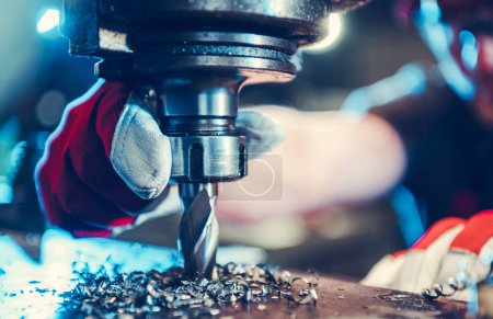 Téléchargez les photos : Metal Drilling Metalworking Job. Professional Milling Machine Operator. Industrial Theme. - en image libre de droit