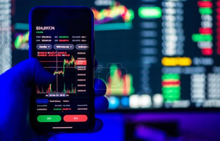 Téléchargez les photos : Stock and Crypto Trading Online Platforms Displayed on a Smartphone and Desktop Screens. - en image libre de droit
