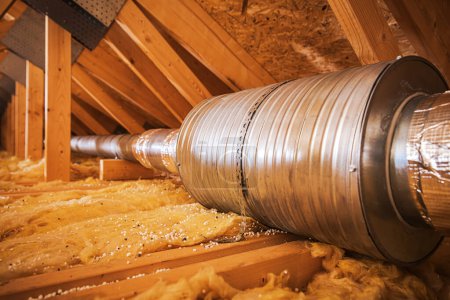 Proche de l'installation du filtre à conduits d'air CVC dans la section grenier de la maison. Thème de la qualité de l'air.