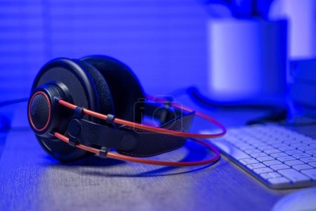 Téléchargez les photos : Professional Quality Audio Headphones Laying on a Desk. Music Editing and Mixing Theme. - en image libre de droit
