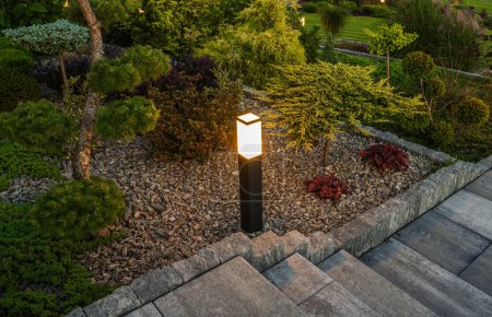 Nachts im landschaftlich reizvollen Steingarten, der von modernen quadratischen LED-Posten beleuchtet wird