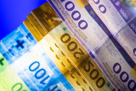 Foto de Billetes de francos suizos en un escritorio acristalado. Suiza tema de la moneda bancaria. - Imagen libre de derechos