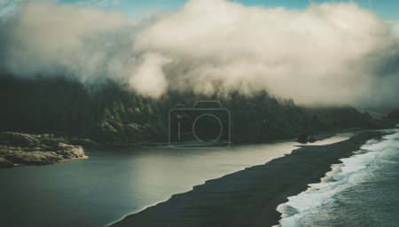 Téléchargez les photos : Côte de l'océan Pacifique et Klamath River Foggy Norther California Landscape - en image libre de droit