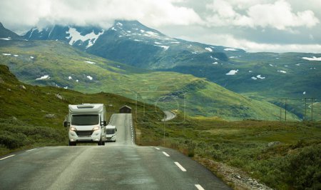 Foto de Dos autocaravanas en la ruta escénica noruega durante la expedición al norte de verano. - Imagen libre de derechos