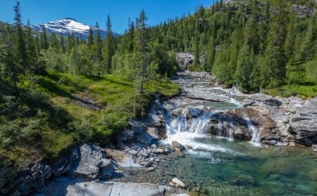 Téléchargez les photos : Heure d'été Paysage montagneux sauvage norvégien avec cascades - en image libre de droit