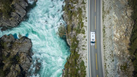 Foto de Vista aérea de un Camper Van RV moderno en la escénica carretera noruega junto al río Mountain - Imagen libre de derechos