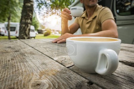 Téléchargez les photos : Touristes Boire de l'expresso frais du matin fait du café sur un terrain de camping. Se préparer pour le prochain jour excité sur la route. - en image libre de droit