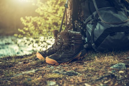 Téléchargez les photos : Chaussures de randonnée pour randonneurs et sac à dos Se préparer pour un prochain sentier. Thème plein air. - en image libre de droit