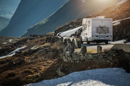 Foto de Recreational Vehicle RV Camper Van on a Scenic Mountain Road Somewhere in the Norway. Autocaravanas de vacaciones de viaje por carretera. Tema al aire libre. - Imagen libre de derechos