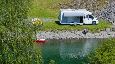 Téléchargez les photos : Riverfront RV Camper Van Camping avec tente et kayaks dans le paysage norvégien - en image libre de droit