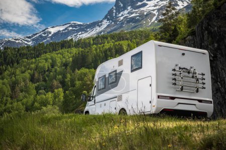 Téléchargez les photos : RV Recreational Vehicle Camper Van on a Scenic Norwegian Route. Motor Home Road Trip. - en image libre de droit