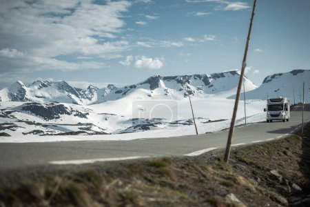 Téléchargez les photos : Motor Home Camper Van sur une route norvégienne panoramique. Vestland County Mountain Road - en image libre de droit
