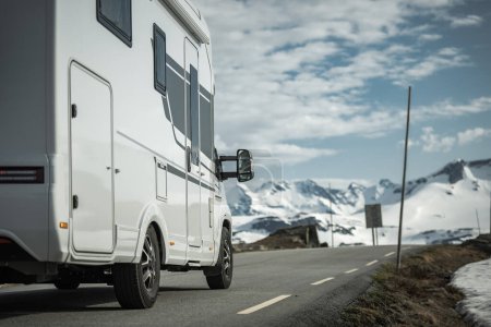 Téléchargez les photos : Véhicule récréatif Camping-car Van Motor Home sur une route panoramique de montagne norvégienne - en image libre de droit