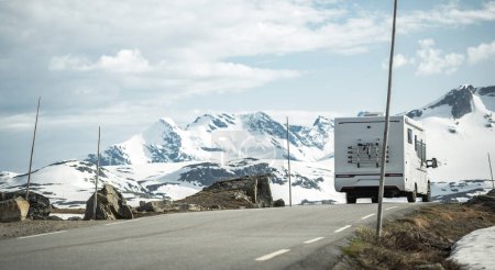Moderner Wohnmobil-Van auf einer malerischen norwegischen Bergroute. Skandinavische Landschaft.