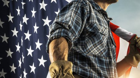Téléchargez les photos : Concept de la fête du travail américaine avec le rancher caucasien et le drapeau national américain. - en image libre de droit