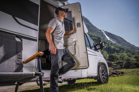 Foto de Turista disfrutando de la escénica vista noruega durante su estancia en su caravana Van RV Puertas - Imagen libre de derechos