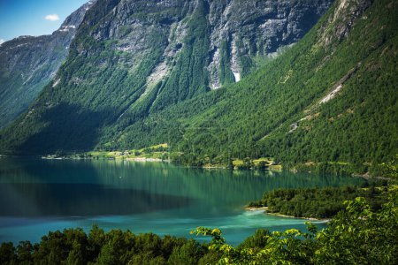 Foto de Noruega Impresionante Lovatnet Lake Verano con espectaculares montañas Paisaje - Imagen libre de derechos