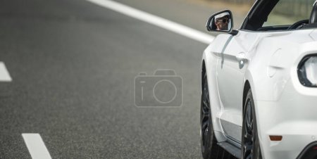 Téléchargez les photos : Homme caucasien dans son 40s intérieur convertible véhicule conduite sur la route - en image libre de droit