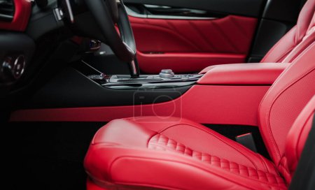 Téléchargez les photos : Finition intérieure de voiture de luxe en cuir rouge Fermer. Thème Industrie automobile. - en image libre de droit