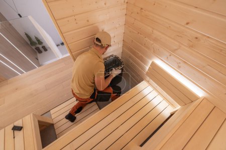 Téléchargez les photos : Professional Sauna Builder dans sa quarantaine Finition Sauna Finlandais Résidentiel - en image libre de droit